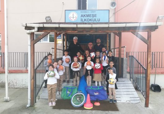 İzmit Belediyesi okullara spor  malzemesi desteğine devam ediyor